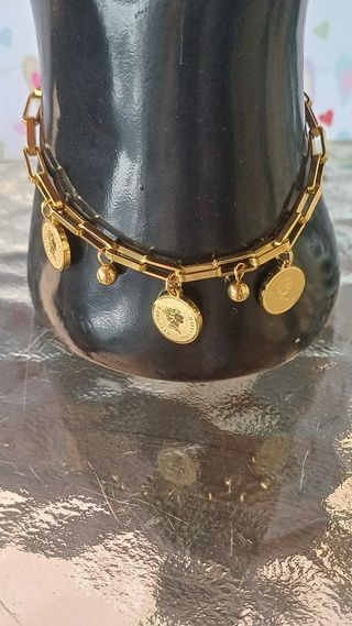 Pulsera Dorada con Monedas Isabelinas 
