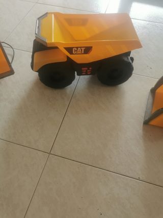 1 camion de juguete con volquete y 2 excavadoras