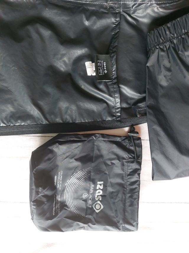 Chubasquero cortavientos Izas