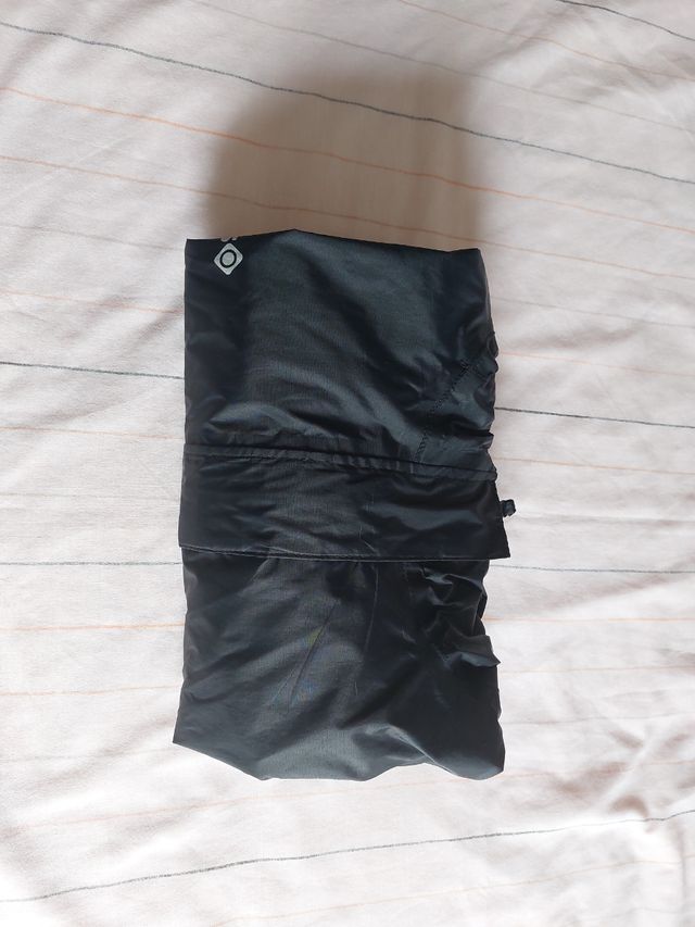 Chubasquero cortavientos Izas