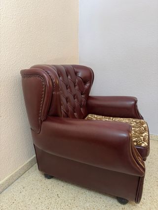 Pareja de sillones antiguos tapizados en piel