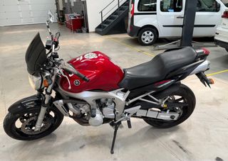 Yamaha FZ6 roja - Moto