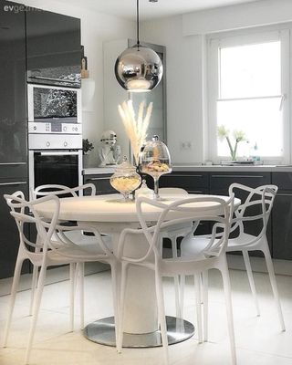 Silla Korme blanca de plástico – moderna y nueva