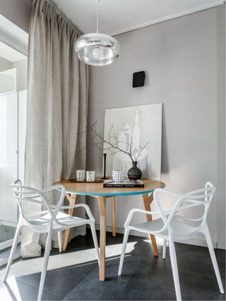 Silla Korme blanca de plástico – moderna y nueva