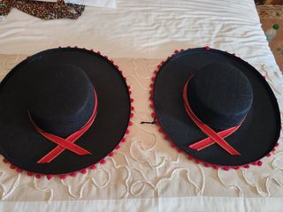 2 Sombreros 4€ cada uno
