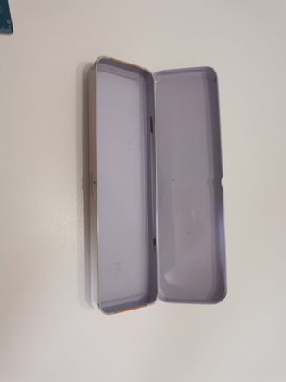 Estuche de metal con jirafa infantil