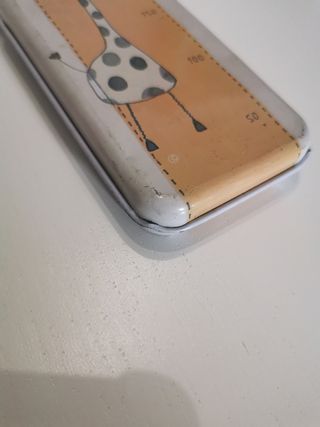 Estuche de metal con jirafa infantil