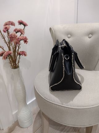 Bolso negro con tachuelas