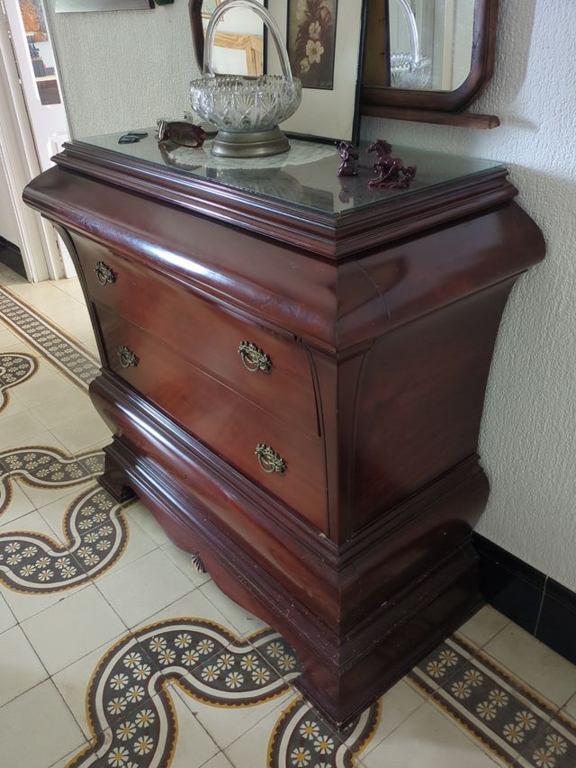 Cómoda madera amplia. 