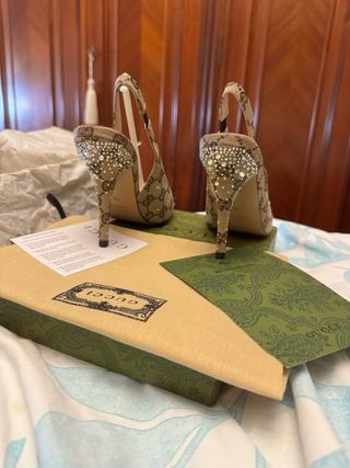 Tacones Gucci con pedreria