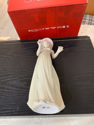Niña Lladró con flor: Figura Nao