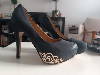 Tacones negros dorados 39