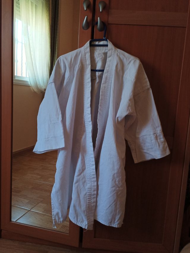 Karate de adulto blanco