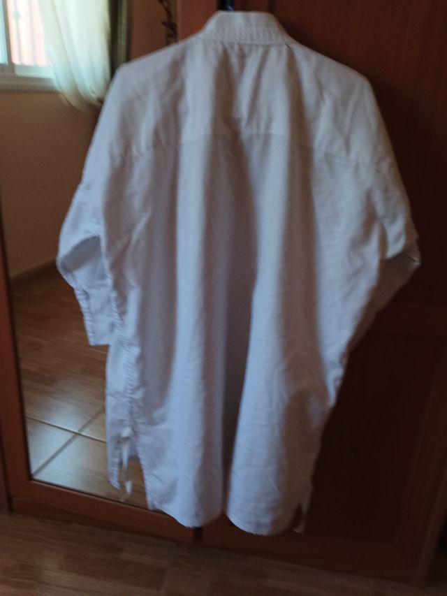 Karate de adulto blanco