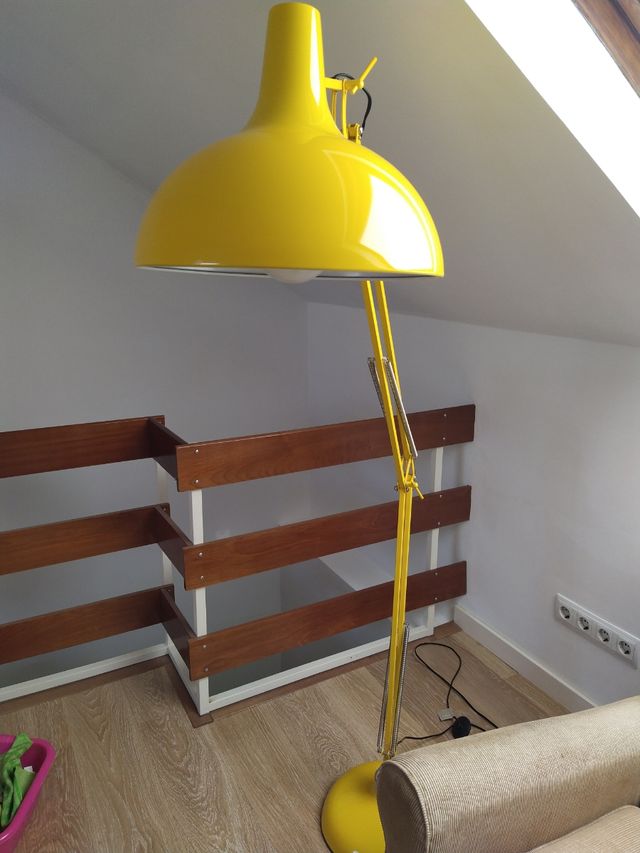 Lámpara amarilla de metal