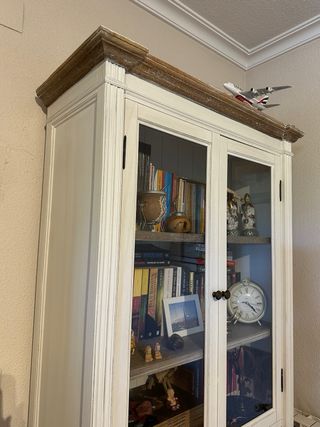 Vitrina con puertas de cristal - Mueble de madera