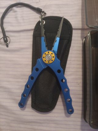 Señuelos Pesca + Alicates varios usos
