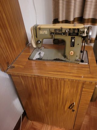 Máquina coser Alfa Alfamatic antigua
