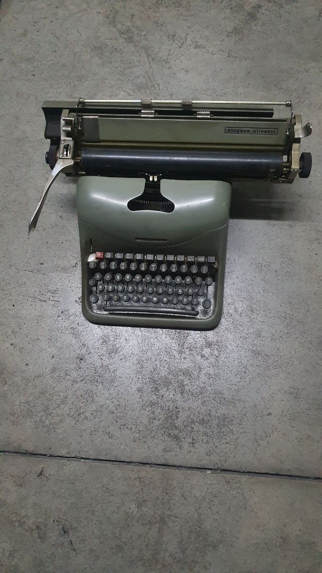 Máquina escribir Olivetti antigua