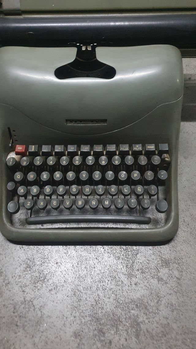 Máquina escribir Olivetti antigua