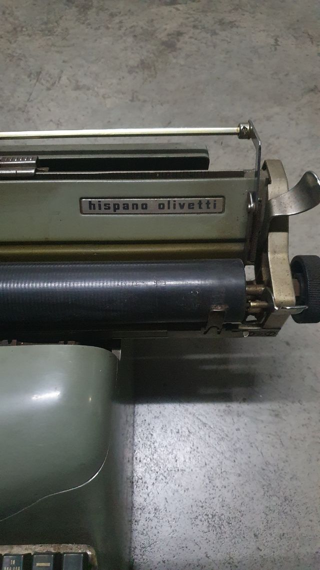 Máquina escribir Olivetti antigua