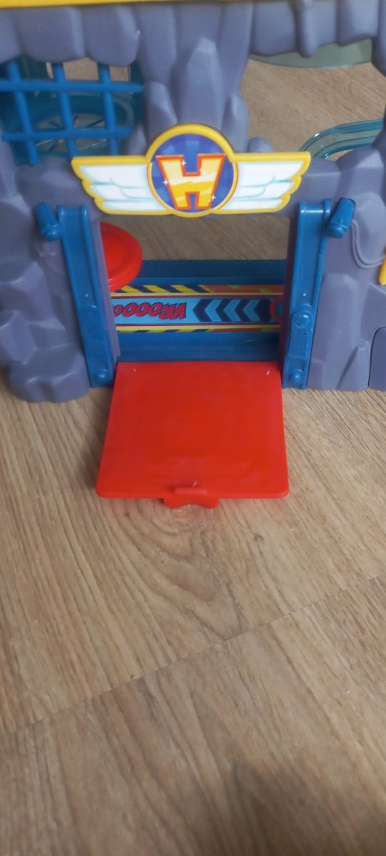 Superzings: Vehículos y Figuras