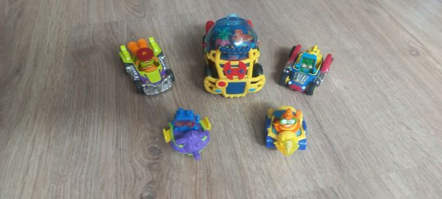 Superzings: Vehículos y Figuras