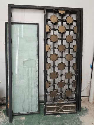 Puerta antigua de metal y cristal de SEGURIDAD.