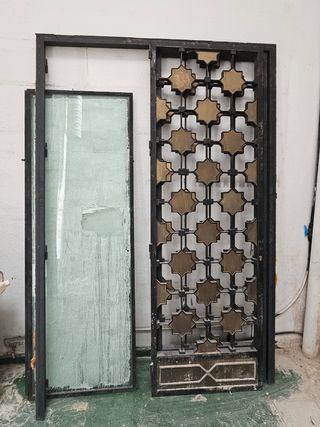 Puerta antigua de metal y cristal de SEGURIDAD.