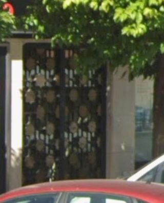 Puerta antigua de metal y cristal de SEGURIDAD.