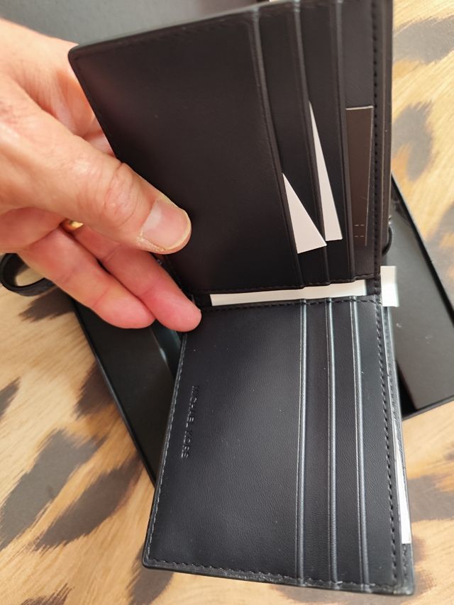 Michael Kors - Cartera y Llavero en piel.