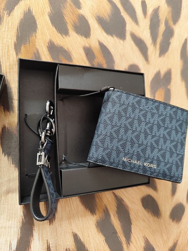 Michael Kors - Cartera y Llavero en piel.