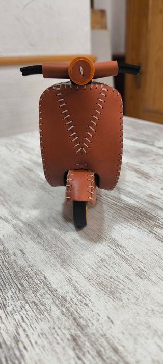 Vespa artesanal de cuero