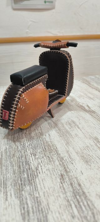 Vespa artesanal de cuero