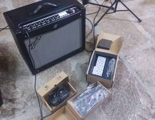 Fender Mustang III + pedales