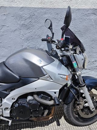 Suzuki GSR 600 Gris Plata - Moto