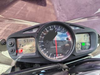 Suzuki GSR 600 Gris Plata - Moto