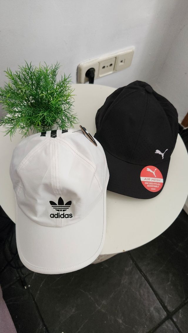 Gorras Adidas y Puma - Blancas y Negras