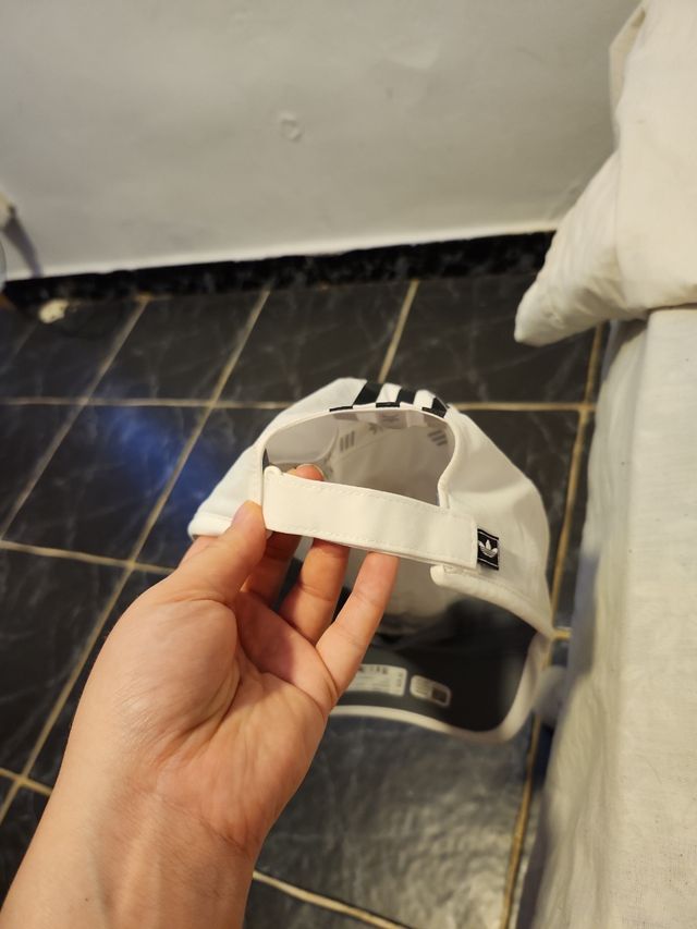 Gorras Adidas y Puma - Blancas y Negras