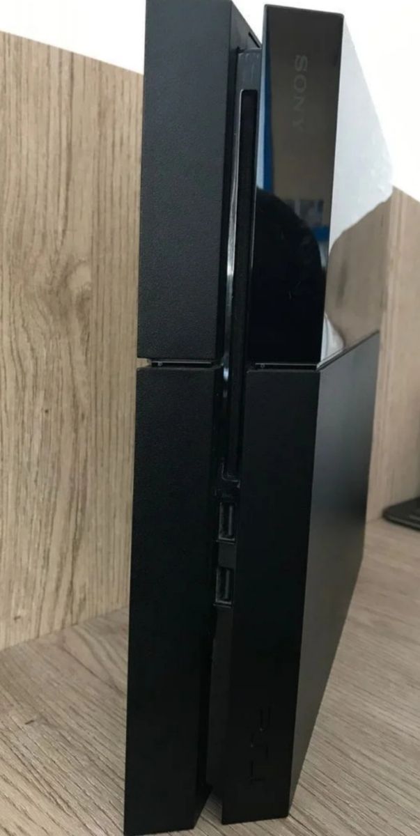 PS4 (PlayStation 4) nera