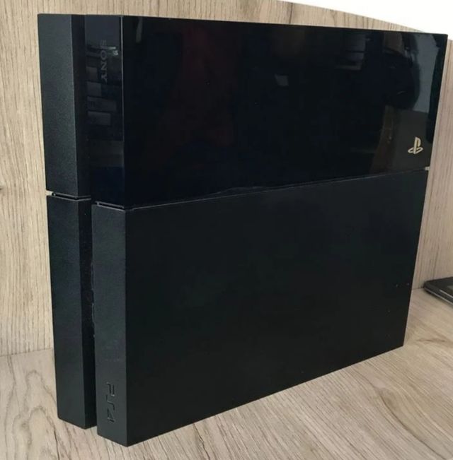 PS4 (PlayStation 4) nera