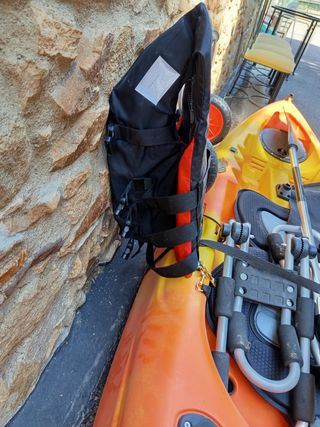 Kayak pesca: ligero y naranja