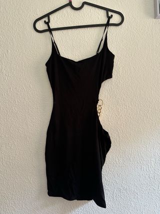 Vestido negro mini con cadena dorada