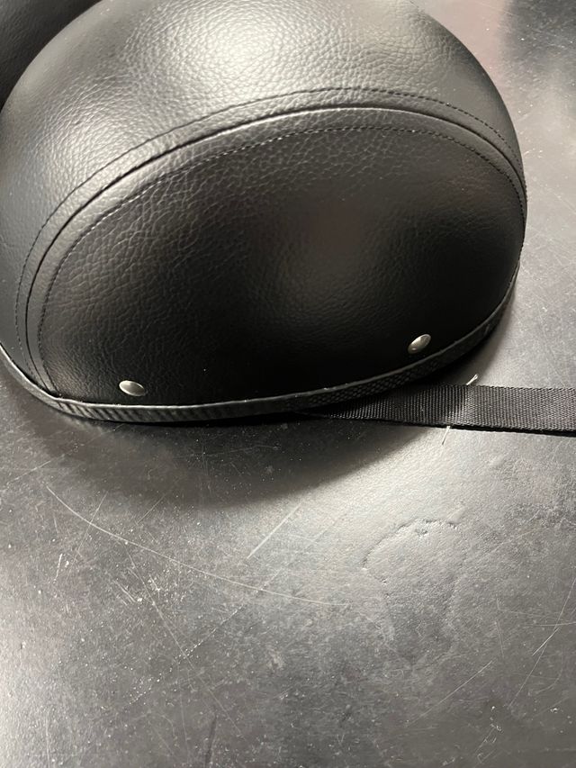 Cascos moto cuero negro, talla L y. 45 € cada uno.