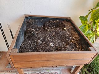 Huerto urbano. Maceta jardinera madera marrón