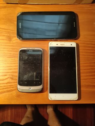 3 vecchi telefoni cellulari: Huawei, HTC, Xiaomi