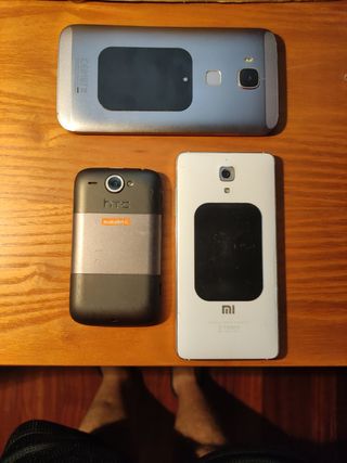3 vecchi telefoni cellulari: Huawei, HTC, Xiaomi
