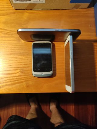 3 vecchi telefoni cellulari: Huawei, HTC, Xiaomi