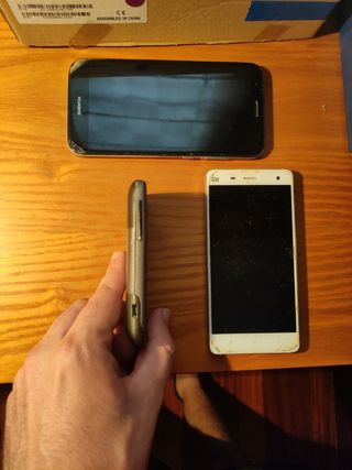 3 vecchi telefoni cellulari: Huawei, HTC, Xiaomi