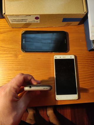 3 vecchi telefoni cellulari: Huawei, HTC, Xiaomi